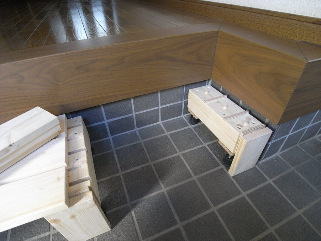 板を外して半分の使用も可能な玄関踏み台の作成|横浜市