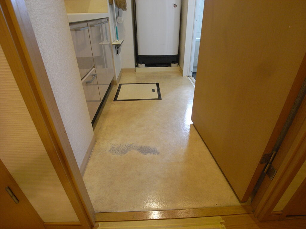 洗面所の床のクッションフロアーに黒いシミが出てきていました。