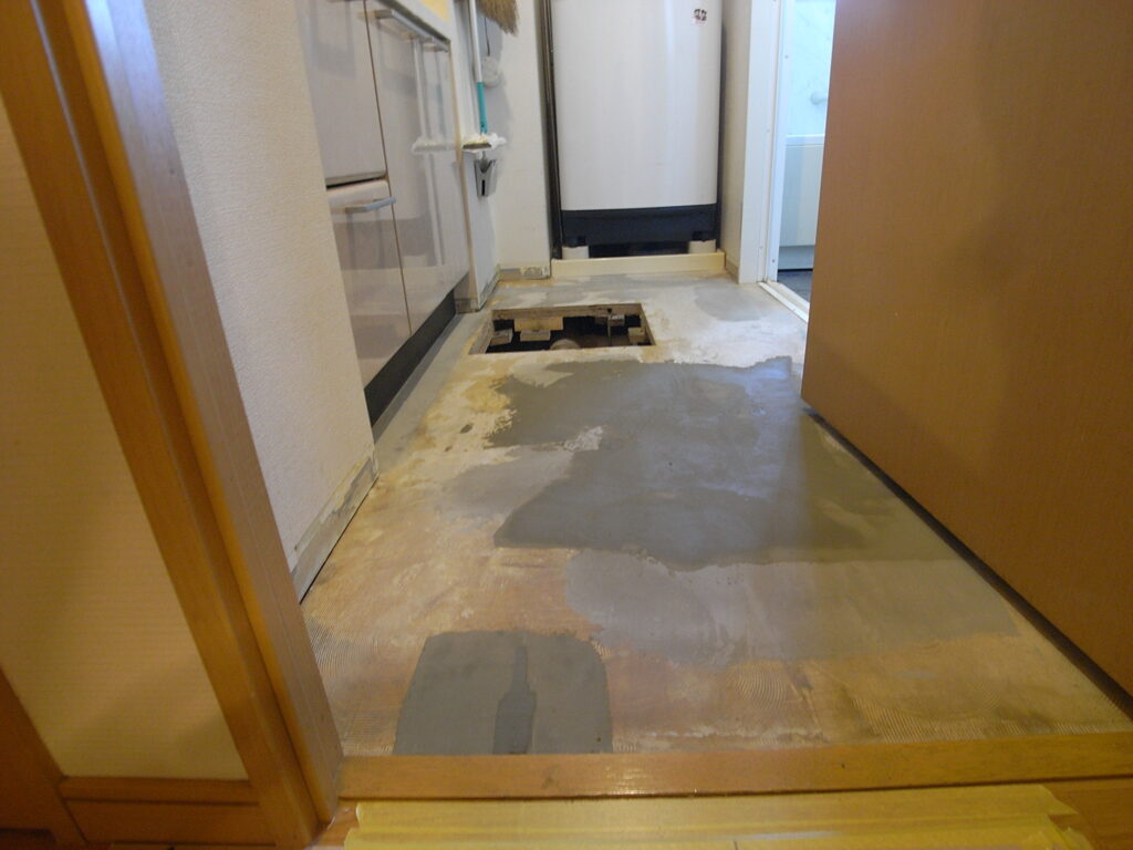 床下地のパテ処理を再度行いました。