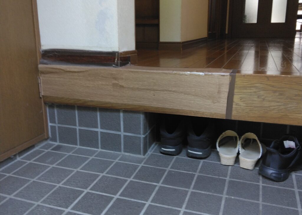 劣化した玄関上がり框解体前状況