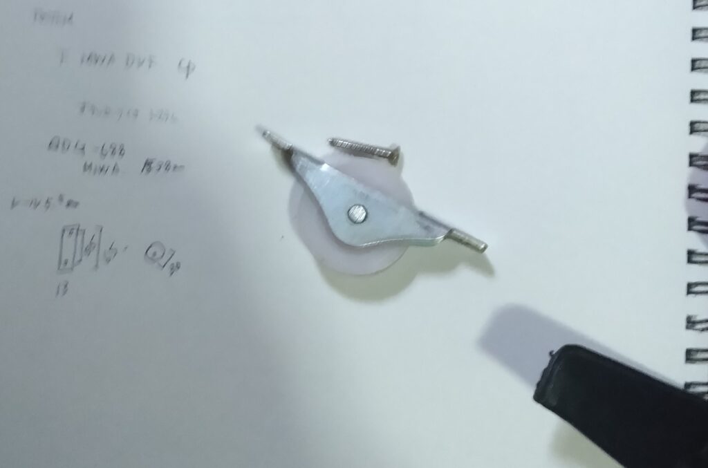 レールの上を走る室内引き戸の戸車交換寸法測定