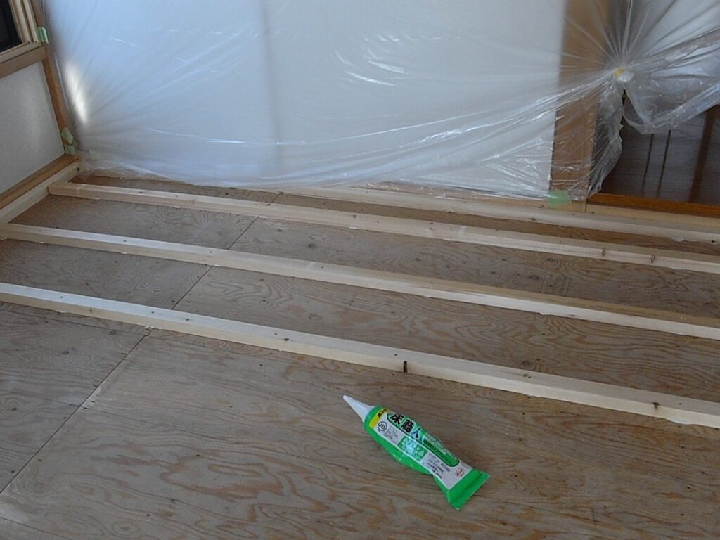 和室の畳からフローリングにする工事で、木下地の固定の為にビスと接着剤を併用しています。｜横浜市旭区