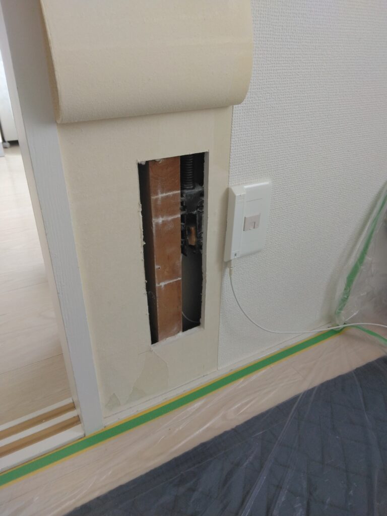 クロスをめくって、壁の一部を開口して、インターネット用の通線をしました。