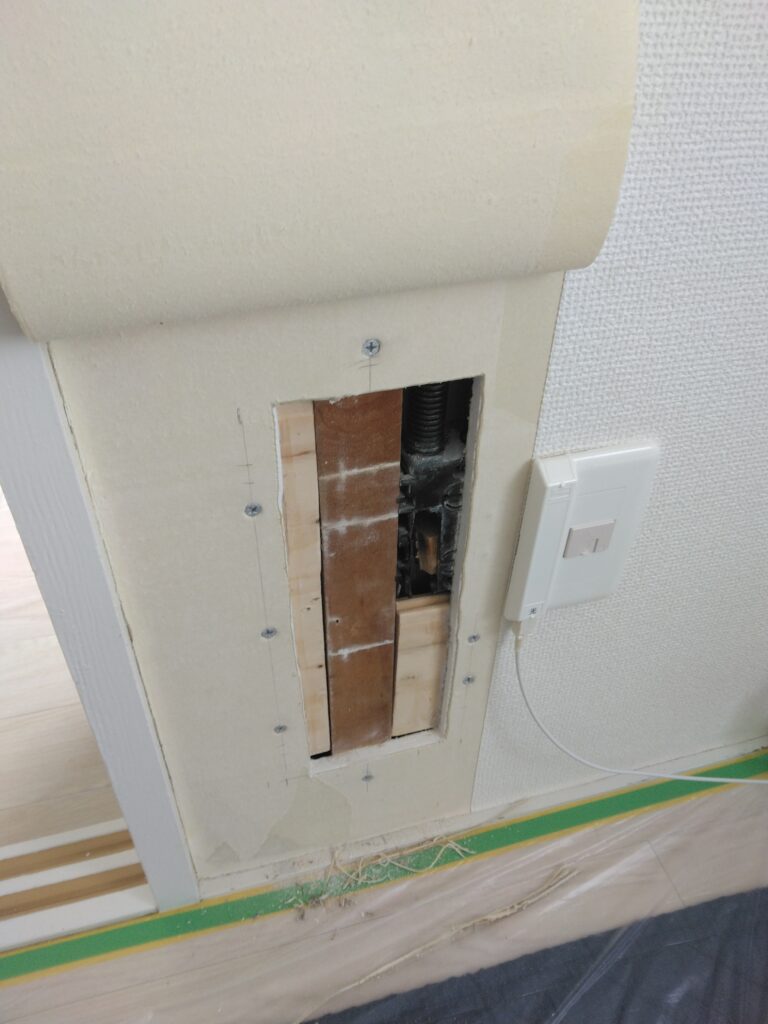 開口部を塞ぐために、下地の補強をしました。