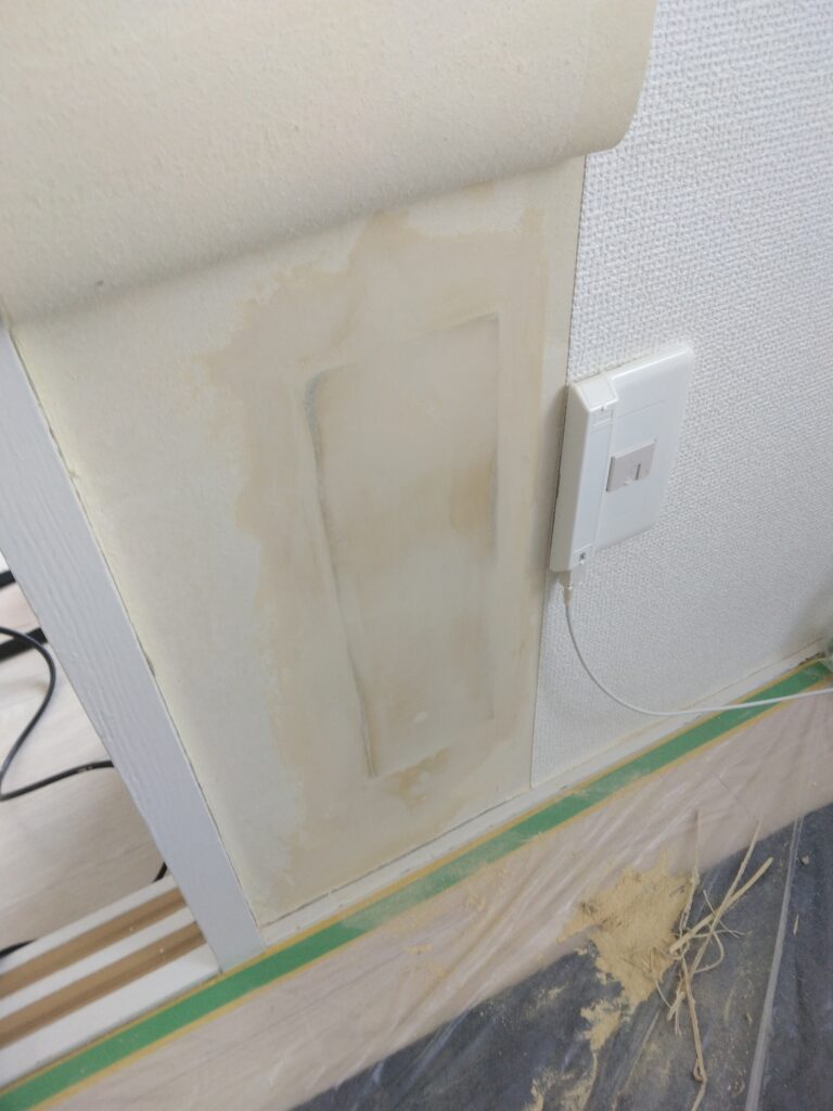 開口部に石膏ボードを貼って、クロスを戻せるように、パテ処理をしました。