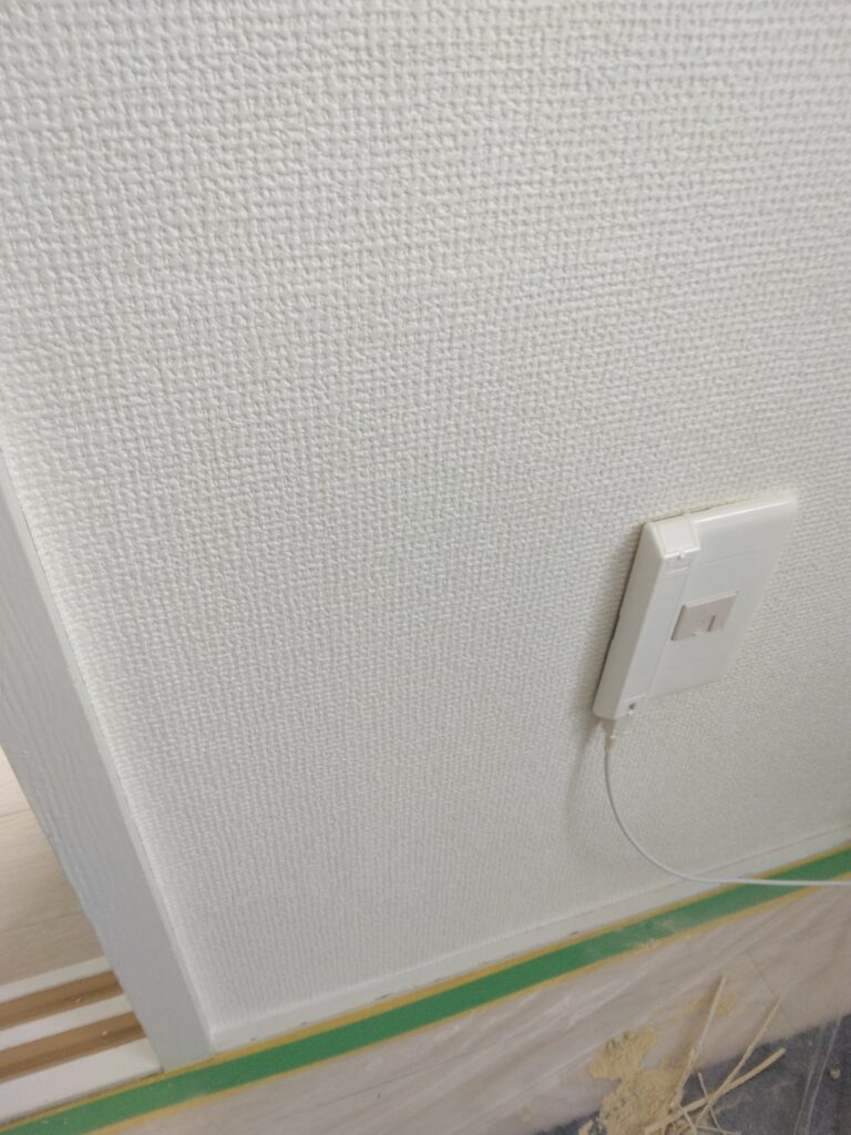 めくりあげていたクロスを戻して貼りなおしました。