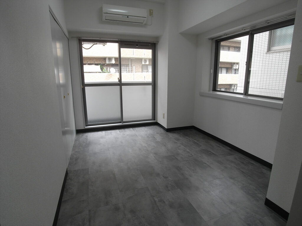 横浜市西区でフローリングの上にはめ込み式のフロアタイル(clik euca)を設置した後に、ソフト巾木を両面テープで上貼りしました。