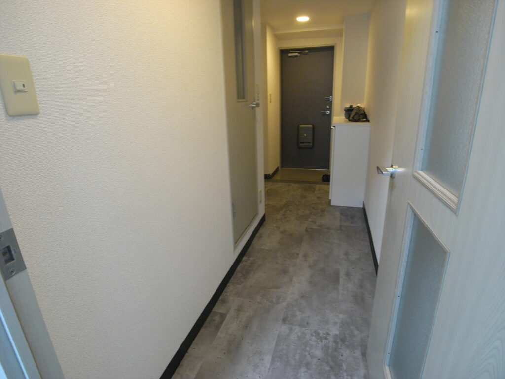 横浜市西区でフローリングの上にはめ込み式のフロアタイル(clik euca)を設置完了しました。