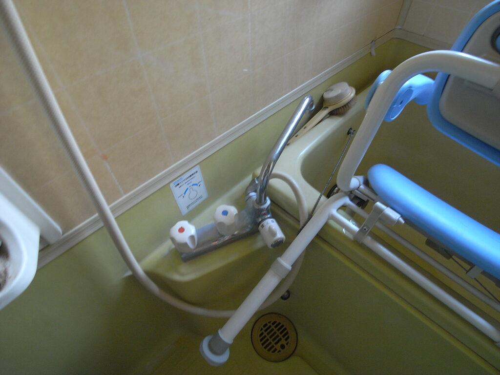 浴室の水栓を交換したりするための点検口がありませんでした。横浜市青葉区にて