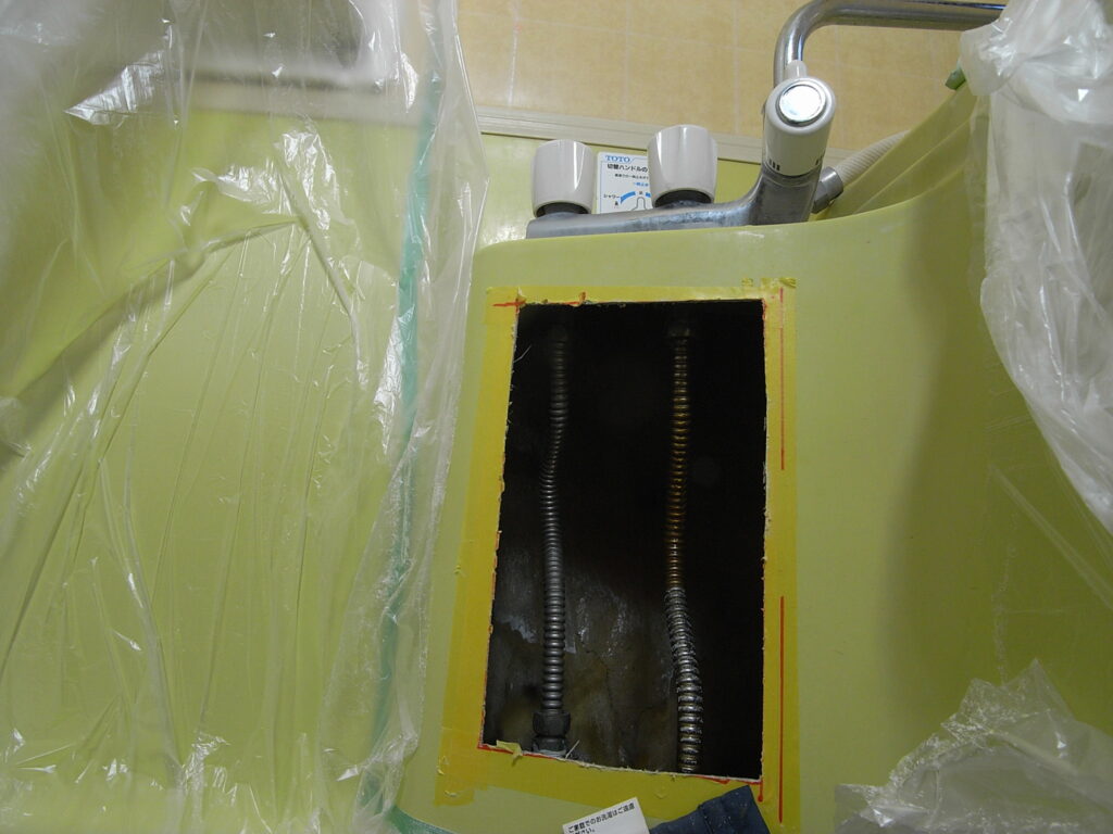浴室水栓の下の部分に点検口を開口しました。横浜市青葉区