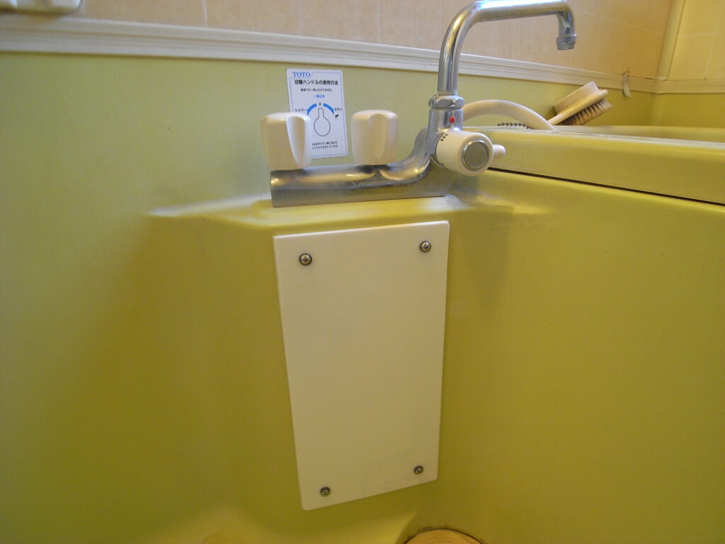 浴室水栓部分の点検のための点検蓋を設置しました。横浜市青葉区