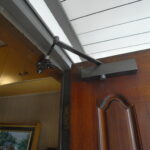 取替用のドアクローザー（リョービｓ-202P）を使用してドアクローザーを交換しました。横浜市青葉区