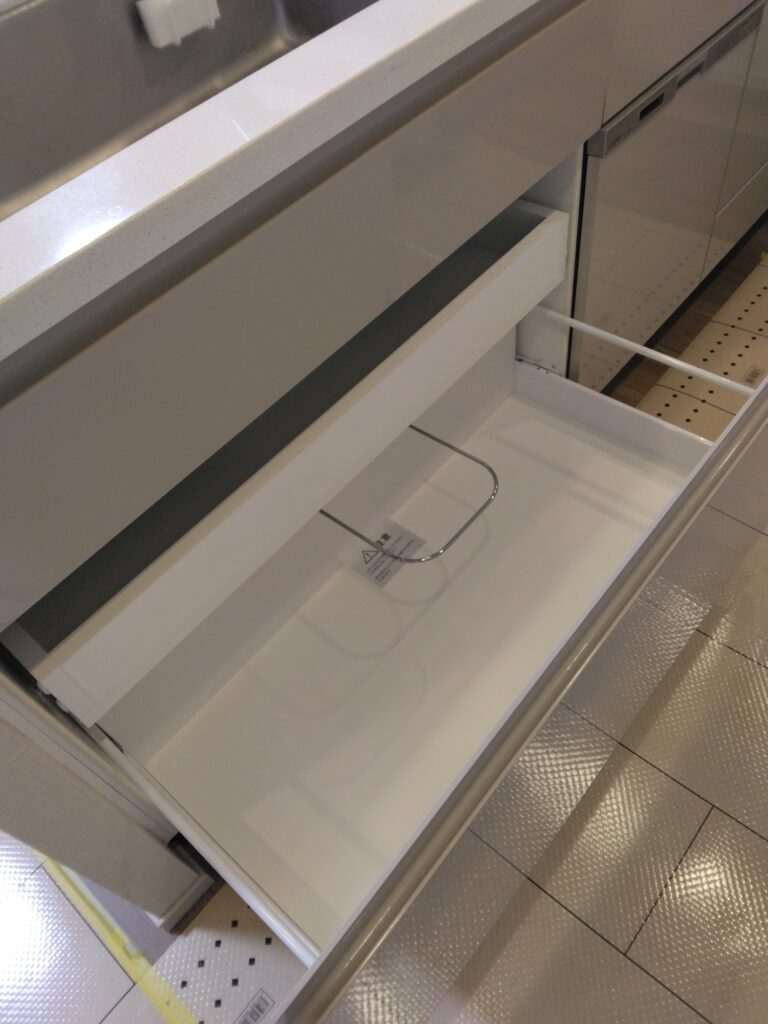 キッチンシンク下収納部分に中引出しを造作工事で設置しました。横浜市西区