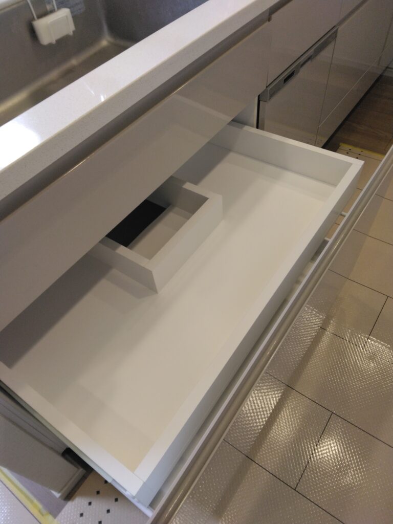 キッチンシンク下収納部分に中引出しを造作工事で設置しました。横浜市西区