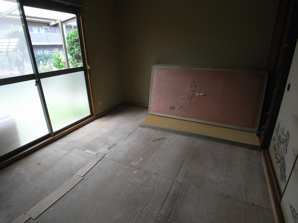 畳をおこして、とりあえずひとまとめにしています。横浜市鶴見区