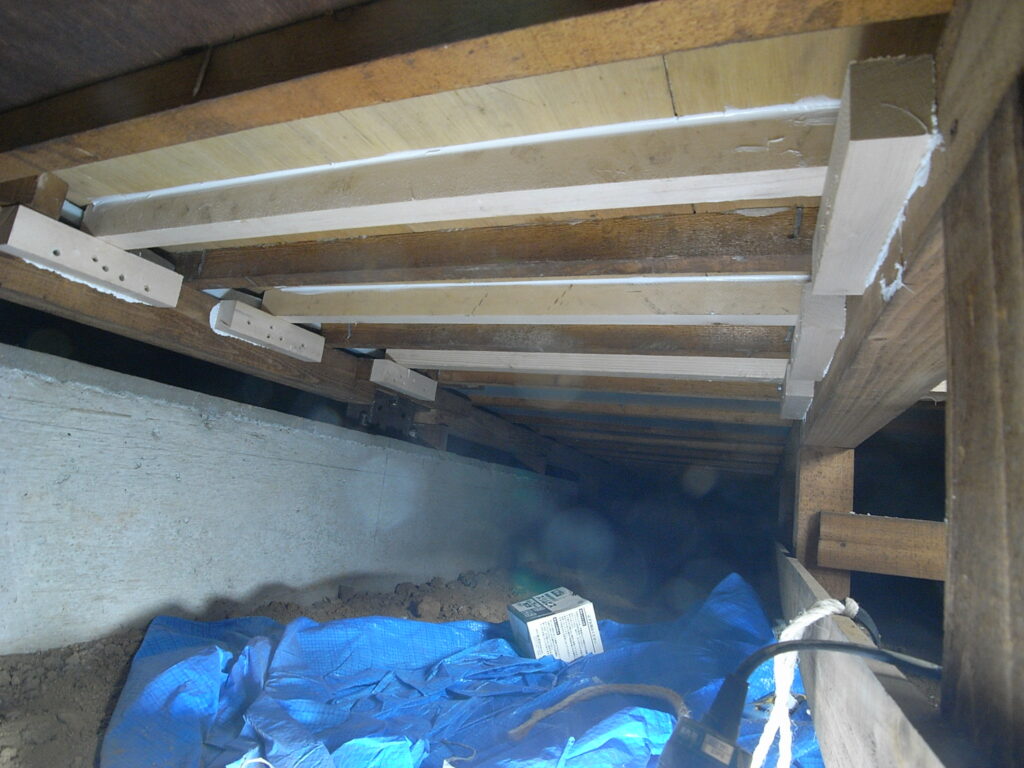 床のたわみが気になる部分を床下から補強しました。横浜市鶴見区
