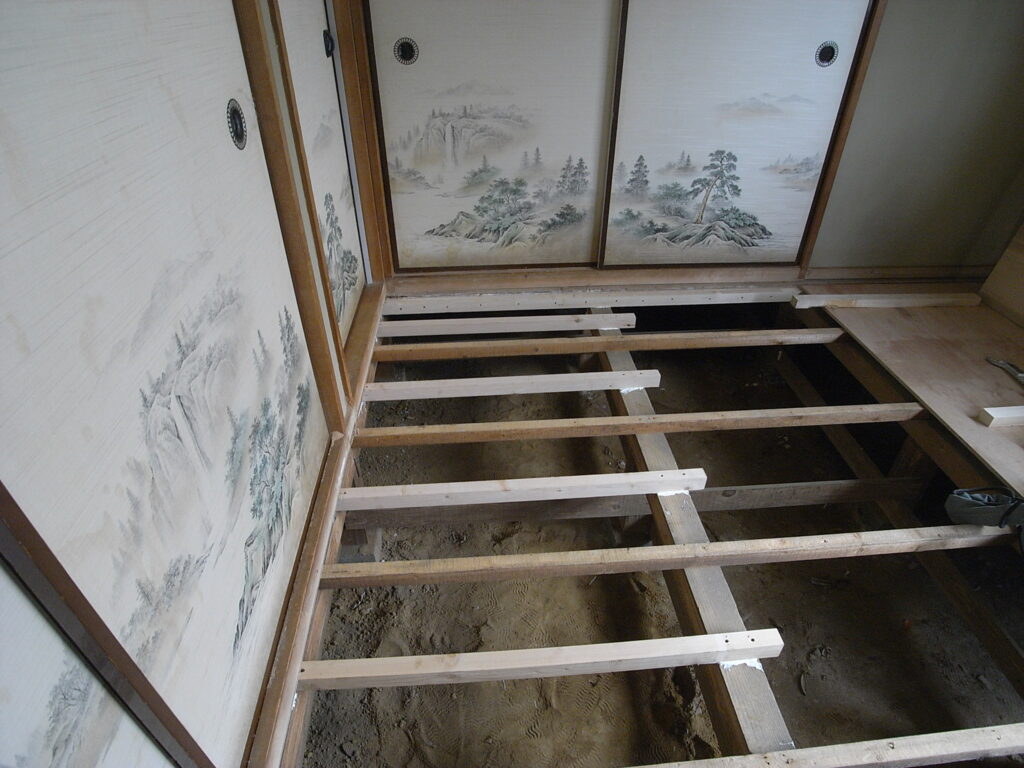 新しく床板を張った時に以前より床が弱くなるのを防ぐために間に根太を１本追加したところです。横浜市鶴見区