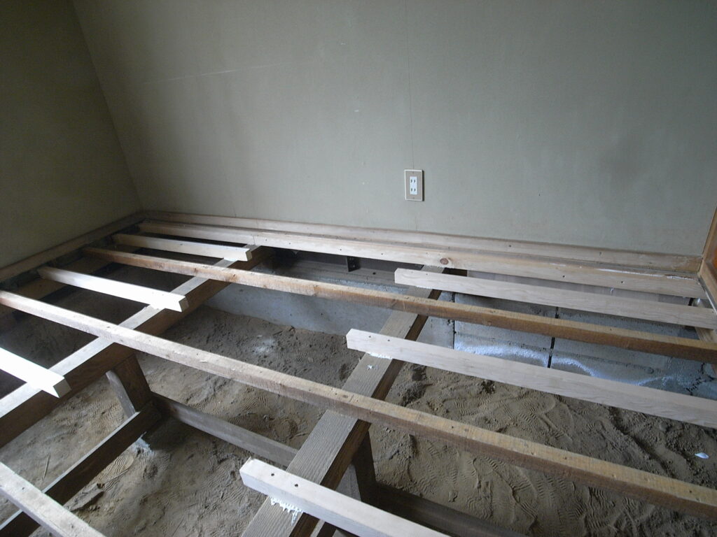奥側の部分にも根太を追加しました。横浜市鶴見区