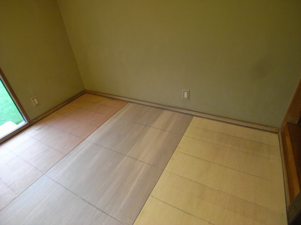 新しい合板を張りました。横浜市鶴見区