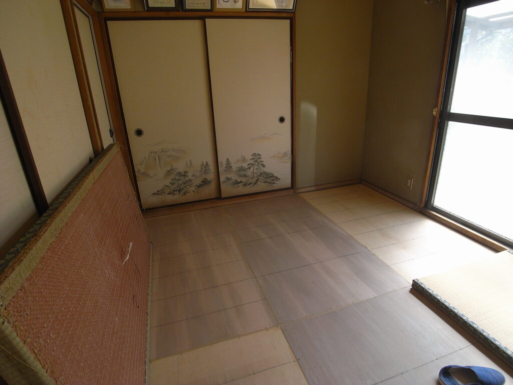 合板を張った後に、畳を戻していきます。横浜市鶴見区