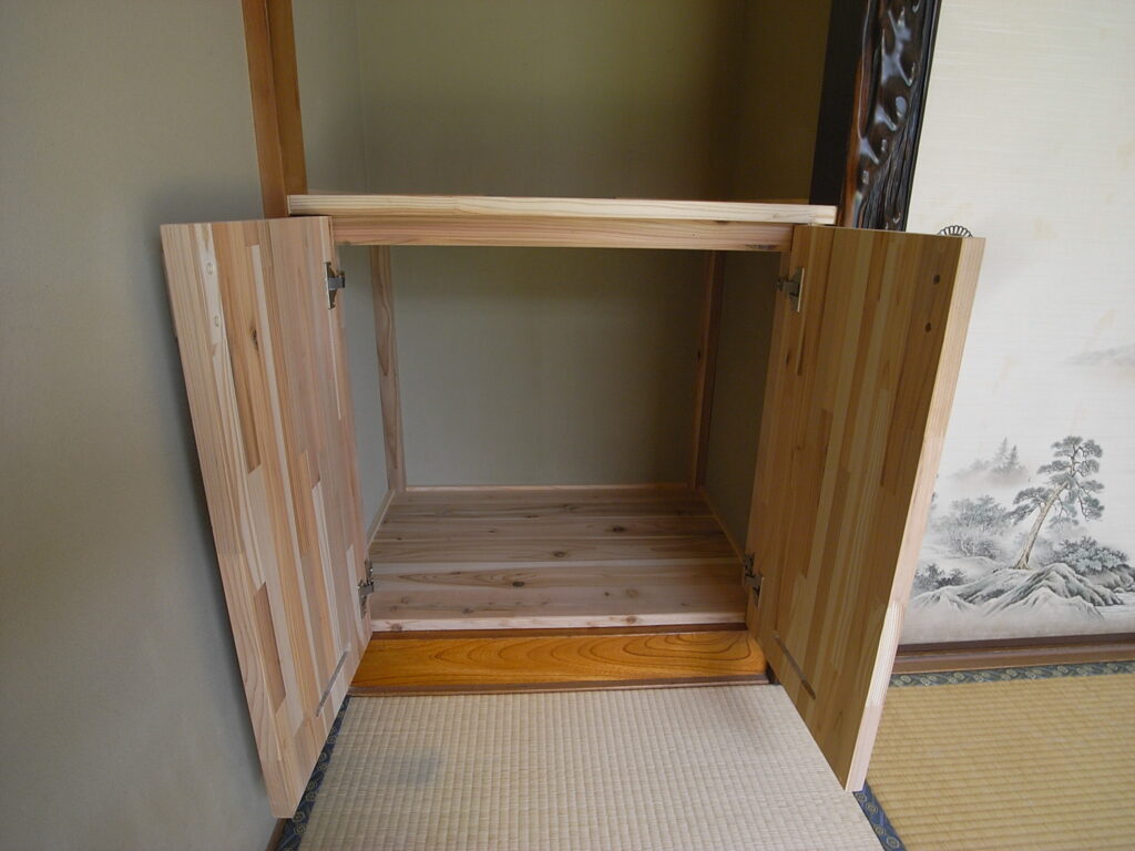 収納の扉を開いたところです。横浜市鶴見区