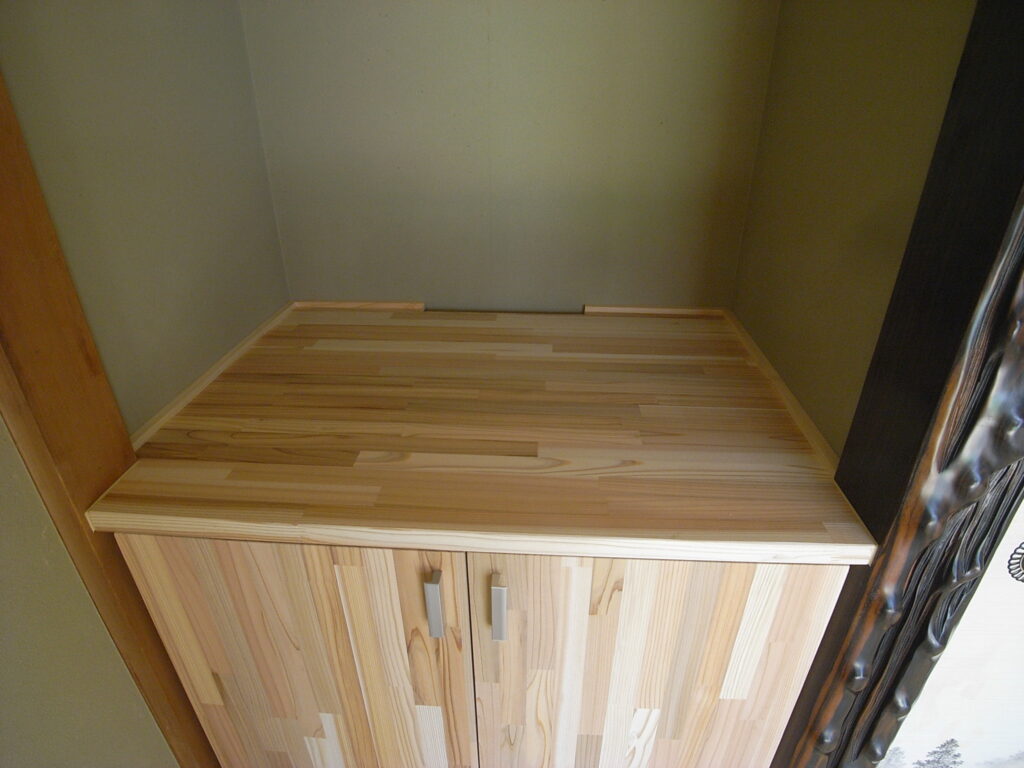 床の間に作った収納で、収納内部の換気のために、カウンターの後ろに開口を作りました。横浜市鶴見区