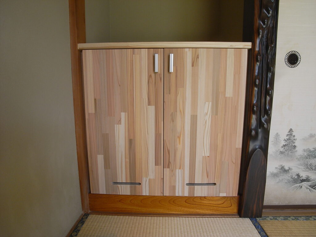 床の間に作った造作収納で、換気のために扉に穴を開けています。横浜市鶴見区