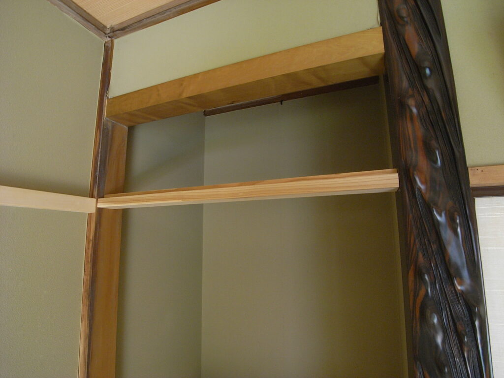 仏壇置き場の上に、遺影を飾るための横木を設置しました。横浜市鶴見区