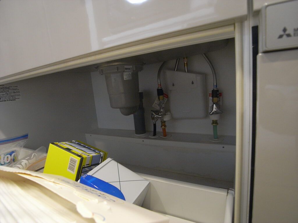 キッチンシンク下収納部分に、中引出しを設置する前の写真。横浜市西区