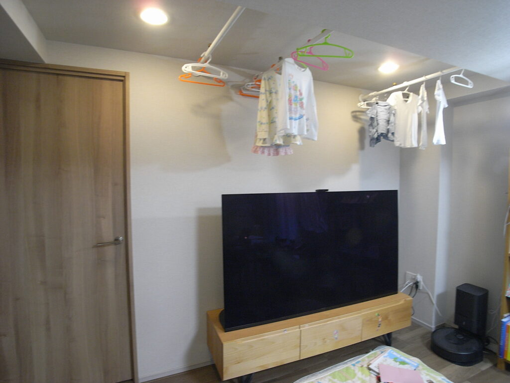 天井部分にツッパリ棒で、洗濯物が掛けられるようになっていました。横浜市西区