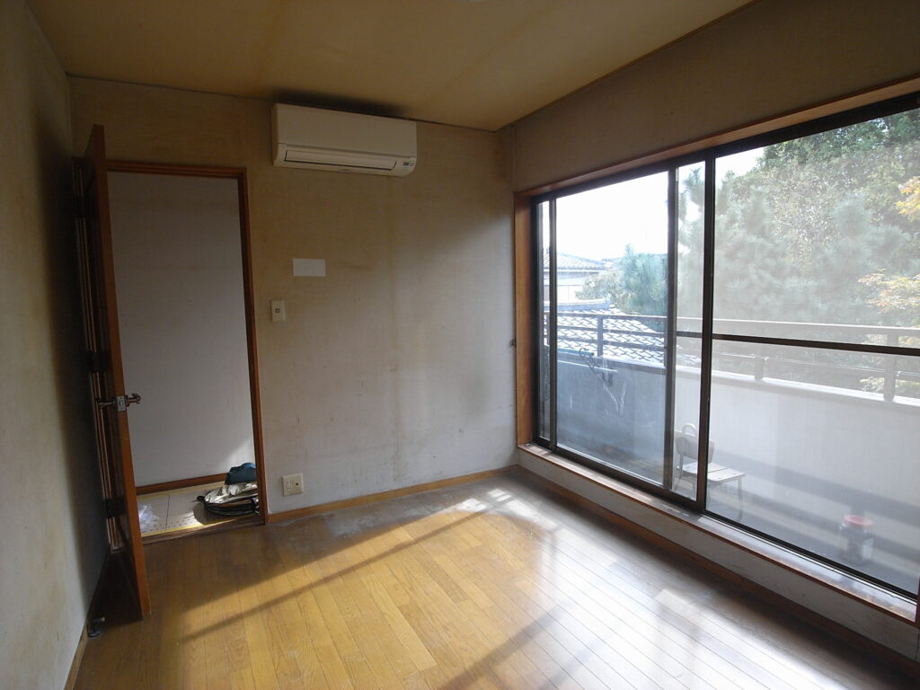 戸建の洋室の壁紙の施工前状況。横浜市鶴見区