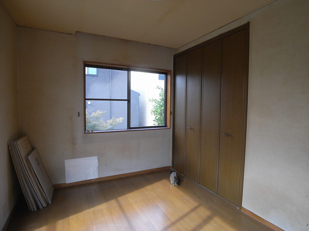 戸建の洋室の壁紙の施工前状況。横浜市鶴見区