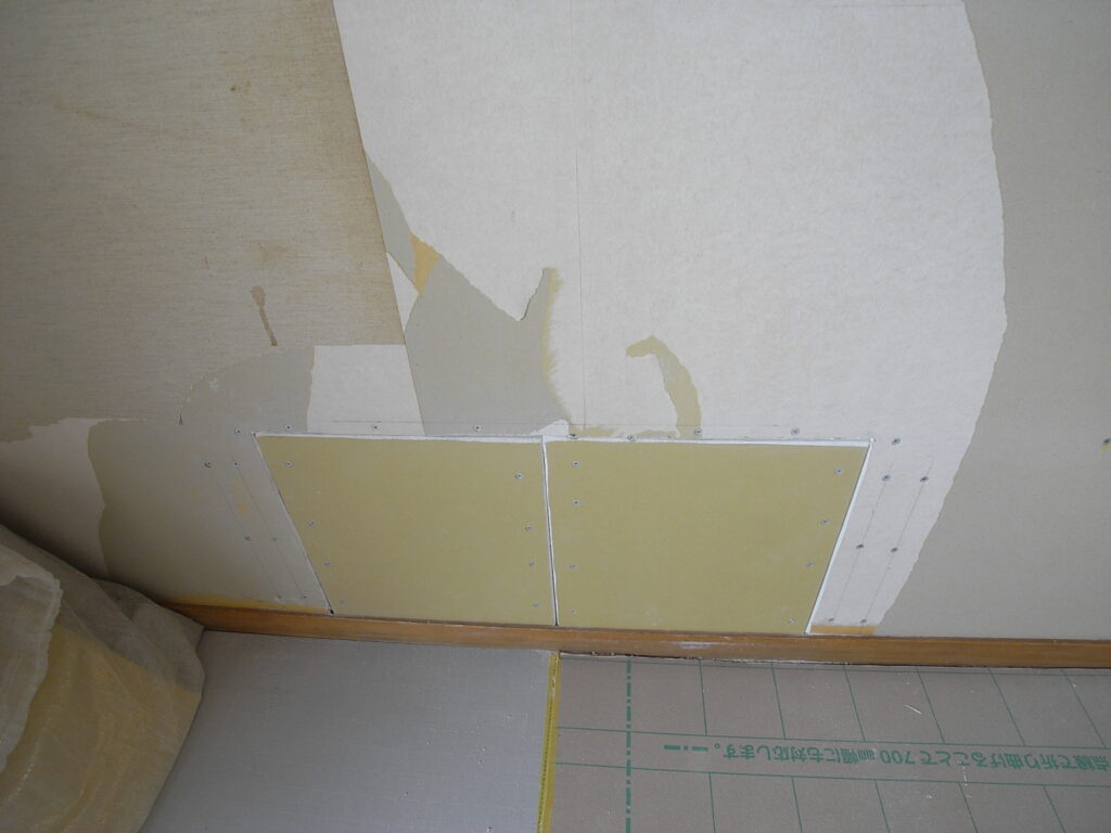 壁に穴が開いていた部分は、補修を行いました。横浜市鶴見区