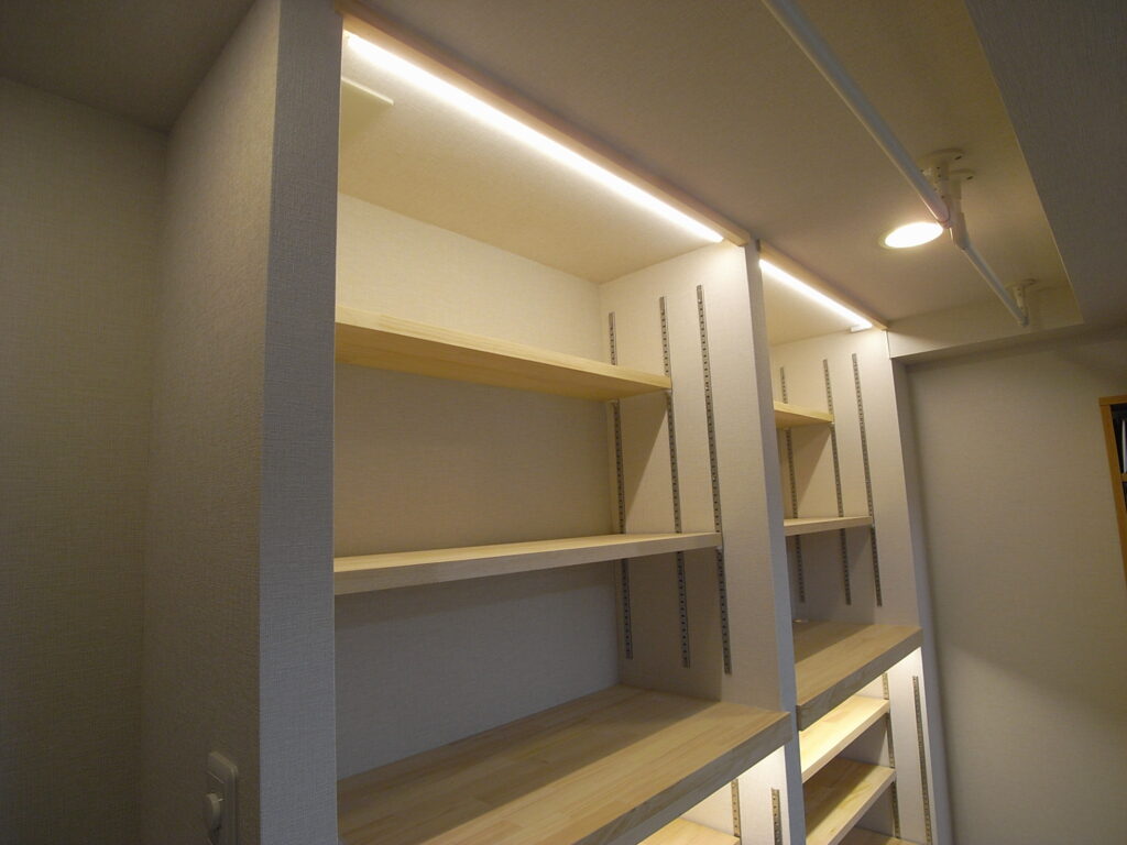 奥行きの違う可動棚を設置しました。横浜市西区