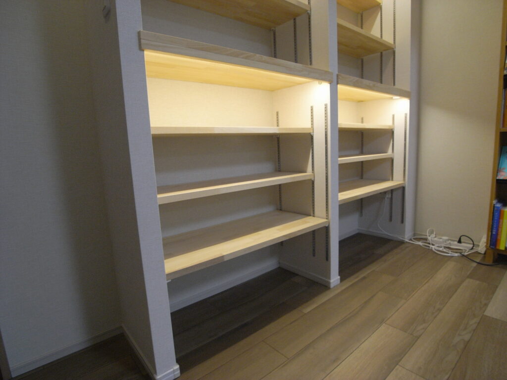 奥行きの違う可動棚を設置しました。横浜市西区