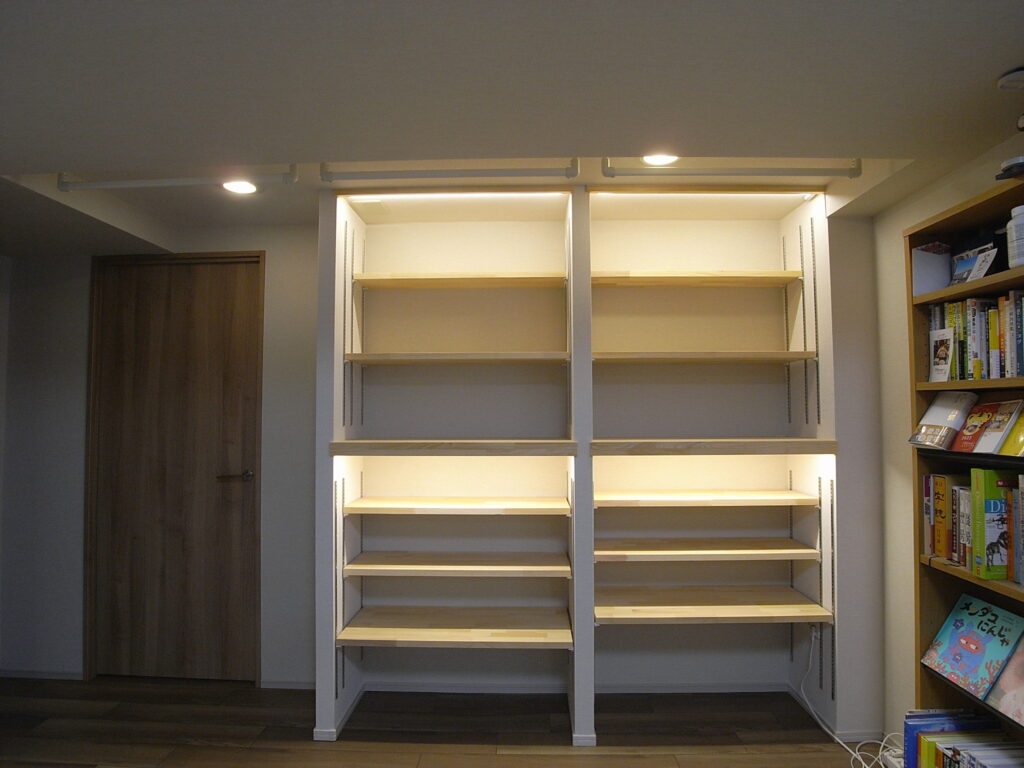 造作工事で本とおもちゃの為のオープン収納を作成しました。横浜市西区