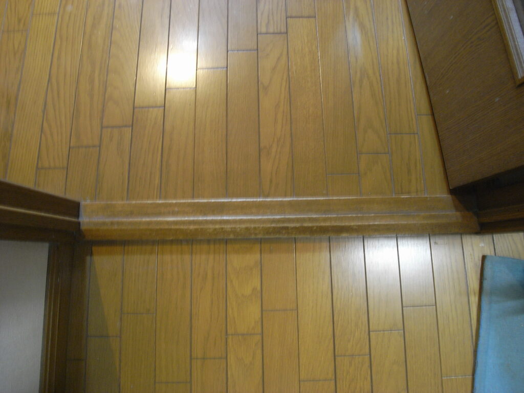 動いてしまう室内建具の下枠を再接着しました。｜横浜市旭区