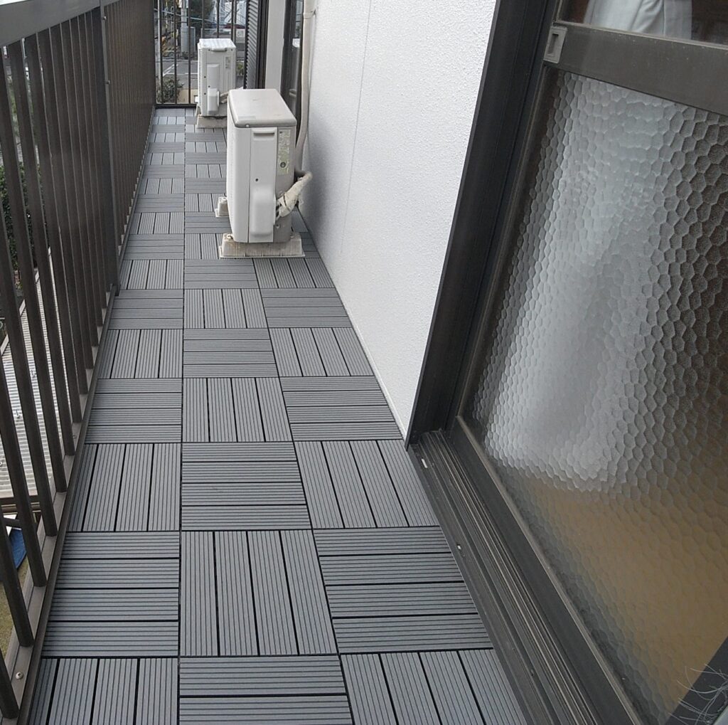 塩ビデッキ材の上に、置くだけのデッキパネルを設置しました。横浜市鶴見区