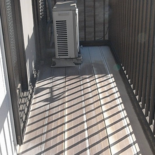 バルコニーのデッキ材の汚れが気になっていました。横浜市鶴見区