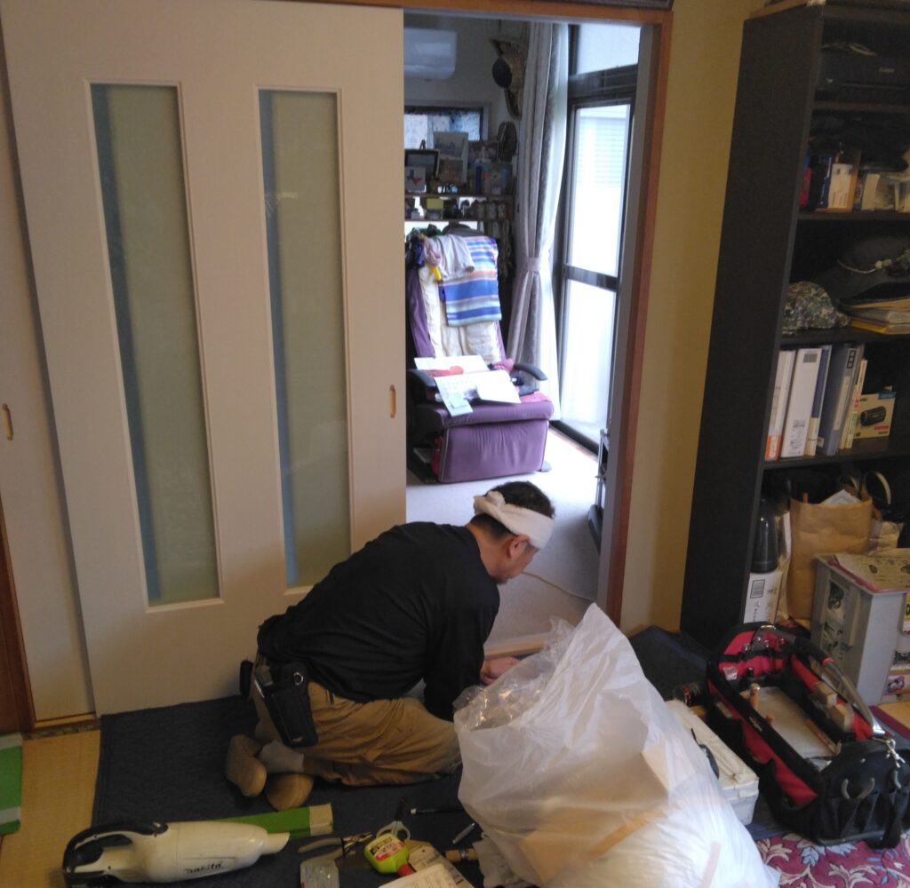 新規の引き違い戸を設置して、戸車高さの調整を行っています。横浜市鶴見区