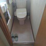 トイレのリフォームを行う前で、床のクッションフロアーがめくれていました。｜横浜市鶴見区