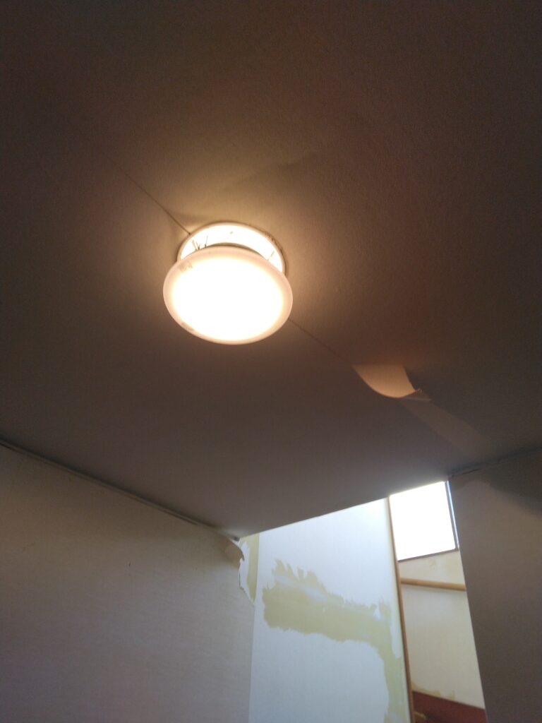 天井のクロスをはがしていると、天井が動くのがわかりました。横浜市鶴見区