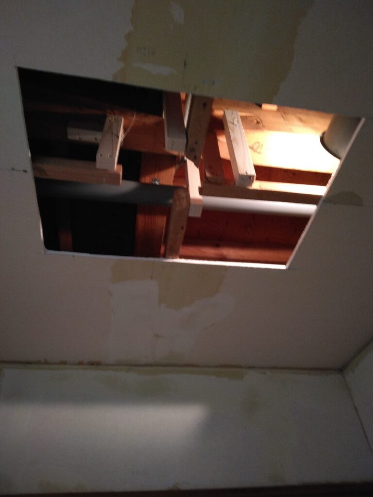 天井を開口して、下地を補強しました。横浜市鶴見区