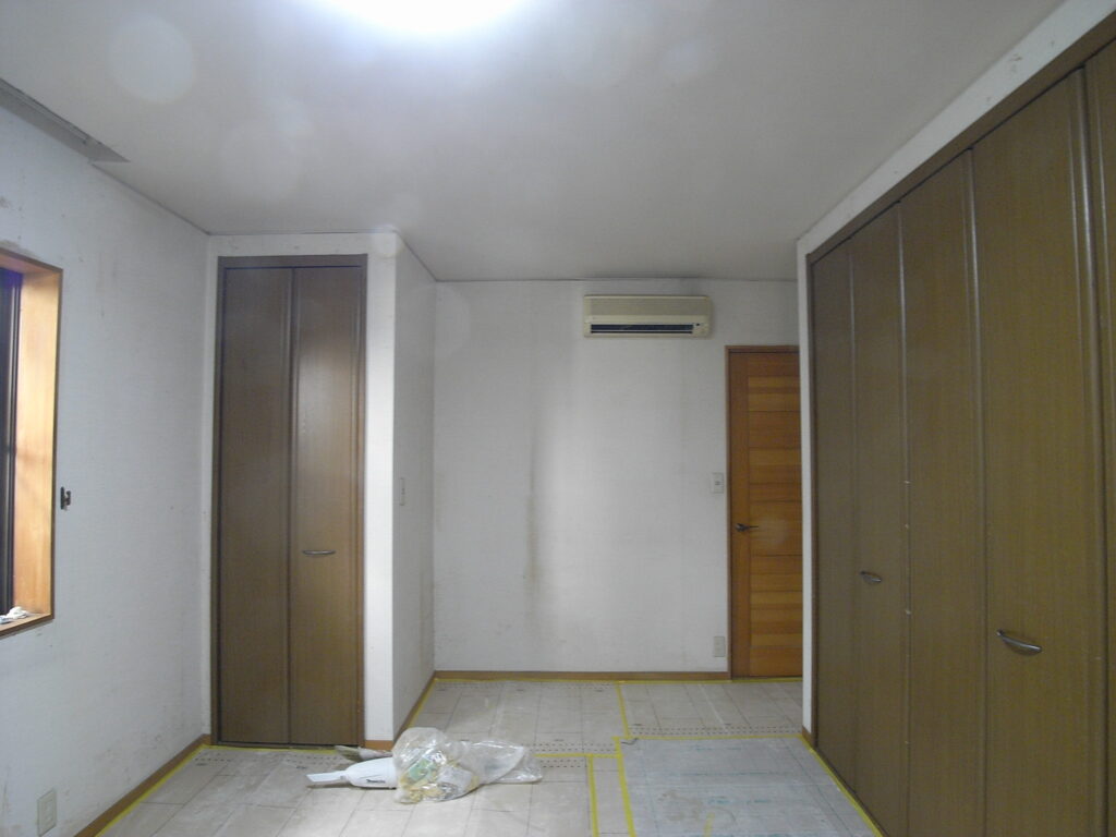 壁紙の貼り替え作業を行う直前の写真。横浜市鶴見区