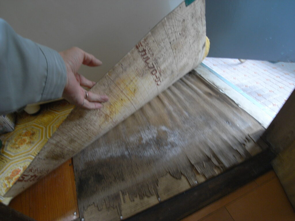 経年劣化と水濡れのせいで床板が弱って危なくなっていました。横浜市旭区