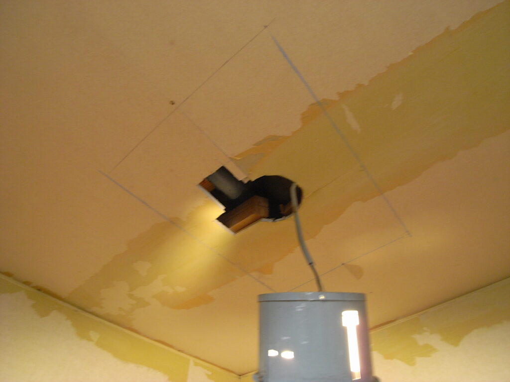 天井の木下地が、照明の部分で切断されていました。横浜市鶴見区