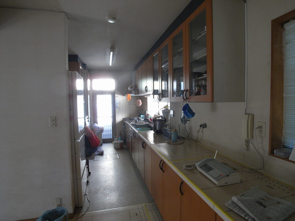 キッチンの床のクッションフロアーを貼りかえる前の写真。横浜市鶴見区