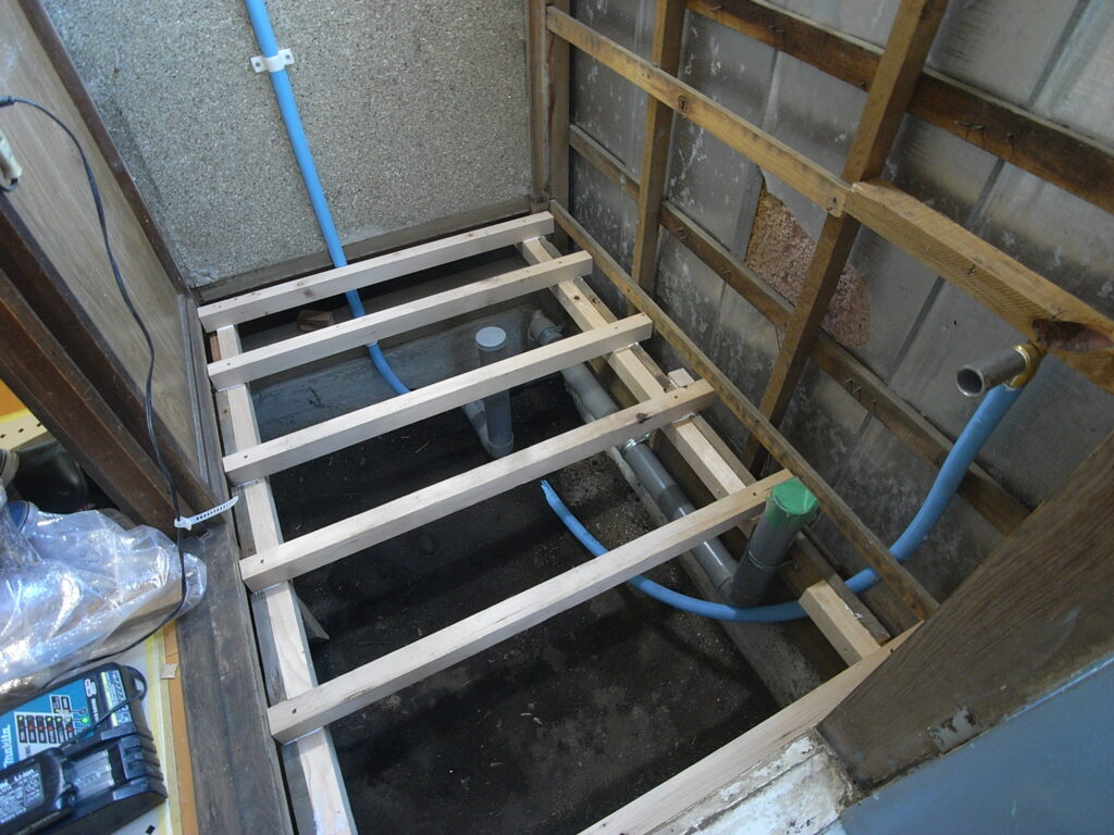 根太受けを調整して設置して、根太を取り付けました。横浜市旭区