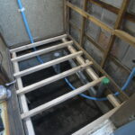 洗面室の床下地を調整しながら作成しています。横浜市旭区