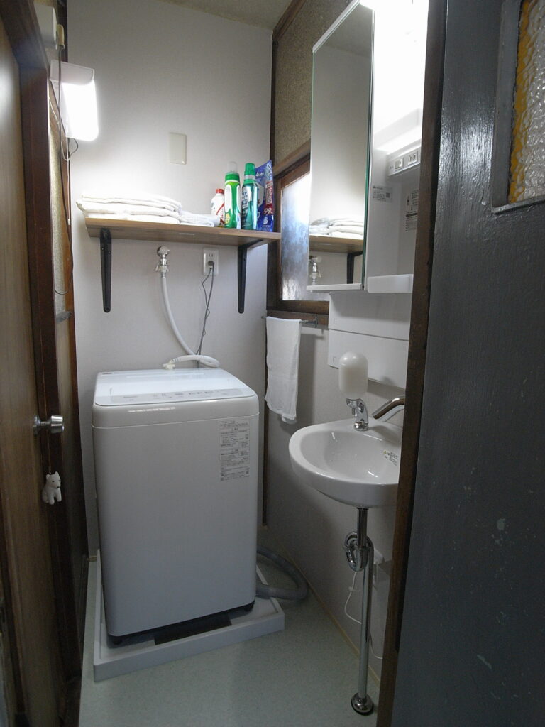 洗濯機置き場と手洗いの位置を交換して使い勝手を改善。|横浜市旭区